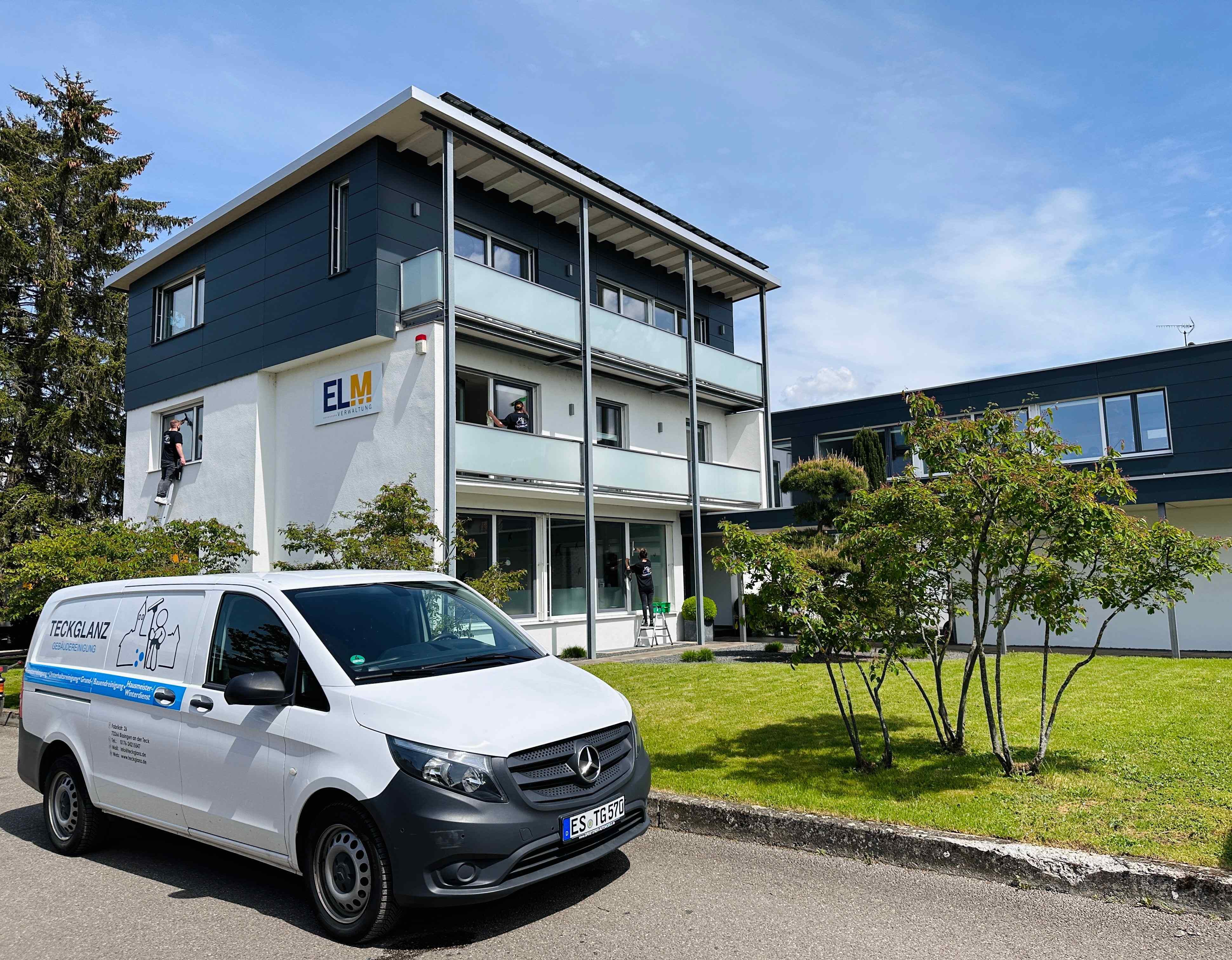 TeckGlanz Team bei der Arbeit am Gebäude